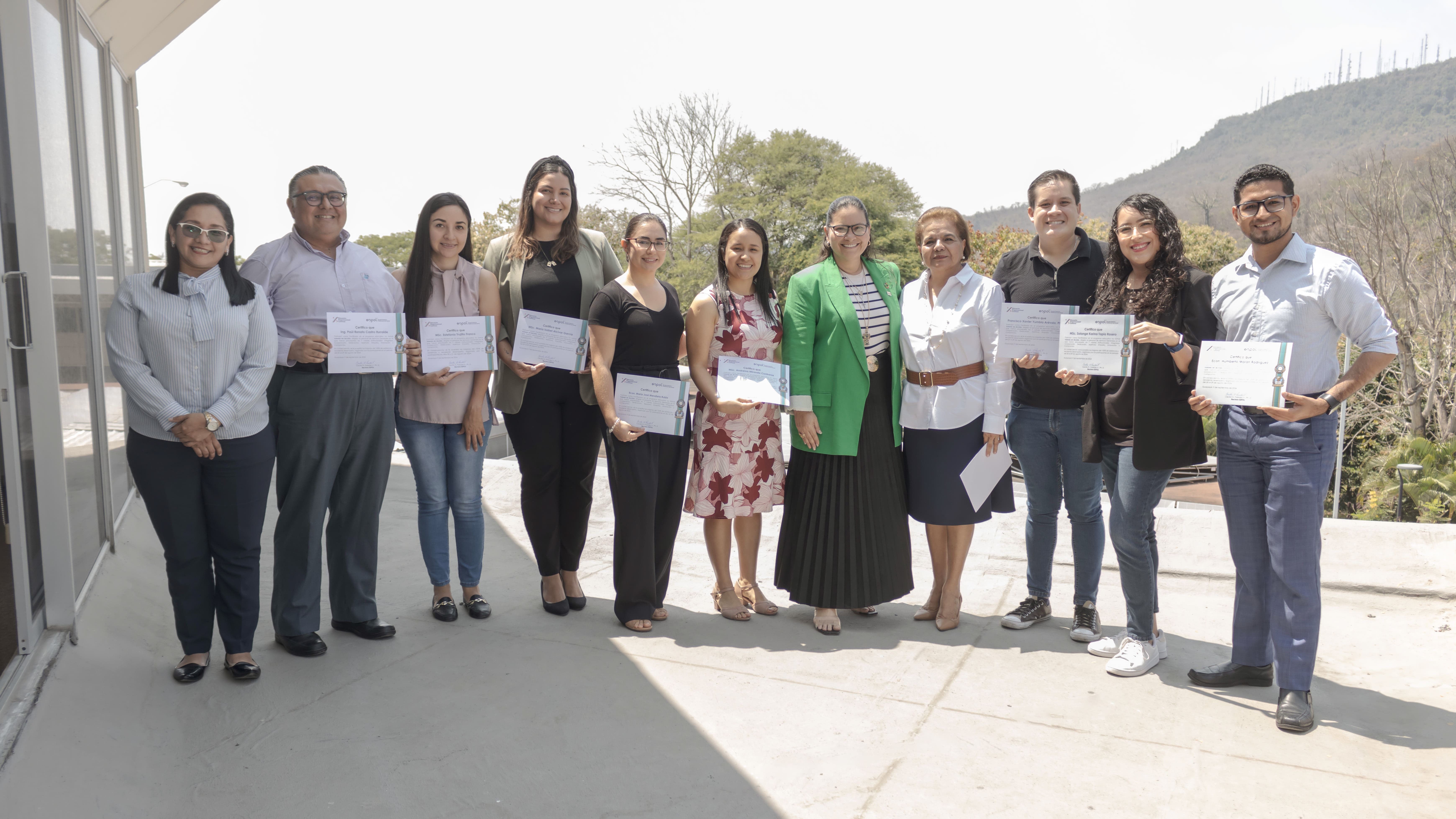 Grupo de Facilitadores: de Izq. a Der. Srta. Denisse Alarcón, Ing. Paul Castro, MSc. Estefanía Trujillo, MSc. María Isabel Alcivar, Econ. María José Mendieta, MSc. Andreina Miranda, PhD. Cecilia A. Paredes V, Dra. Olga Aguilar, PhD. Francisco Yumbla, MSc. Solange Tapia, Econ. Humberto Morán