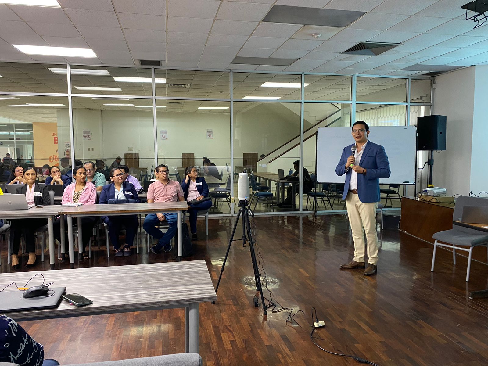 Abg. Carlos Plaza, facilitador durante la sesión inicial del programa
