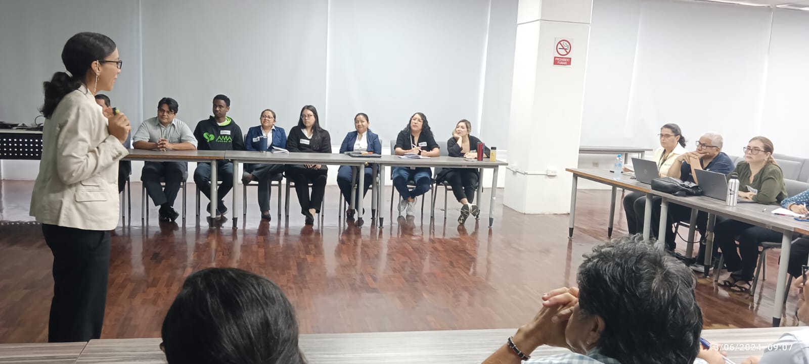 María Denise Rodríguez Zurita, Ph.D., facilitadora del curso Gestión por procesos, durante la presentación del curso.