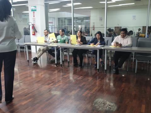 La facilitadora viendo a sus participantes
