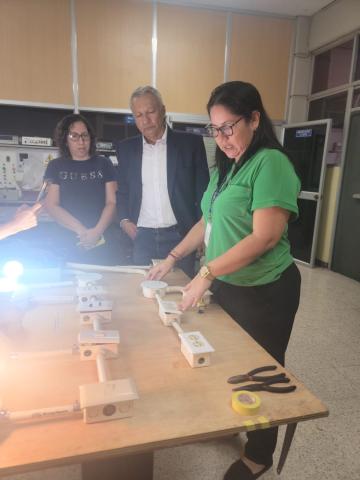 Msc. Maria Aguayo explicando circuito de tomacorriente