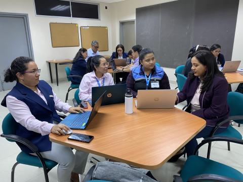 La máster Lesly Rodríguez trabajando con los participantes