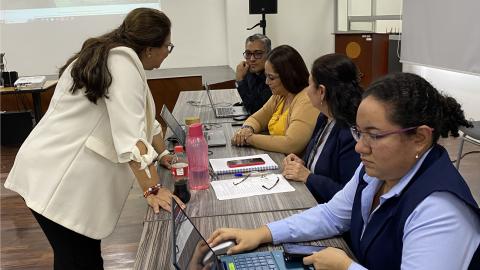 La doctora María del Pilar Cornejo explicando una actividad