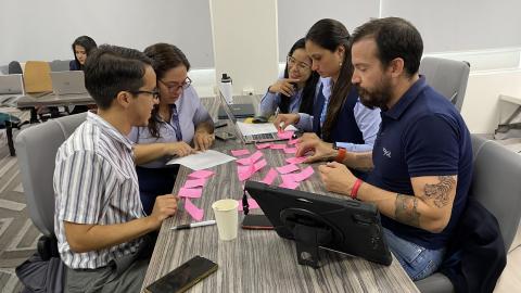 Los participantes en una actividad grupal