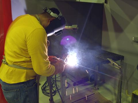 Un participante realizando el ejercicio práctico