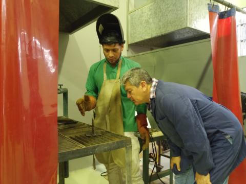 El máster Julián Peña y un participante revisando los resultados del ejercicio