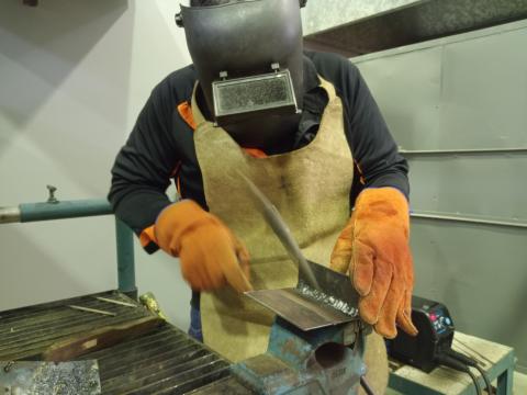 Un participante realizando el ejercicio práctico