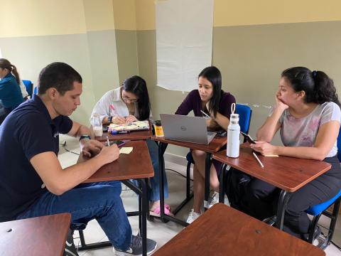 Participantes trabajando en la sesión presencial 1