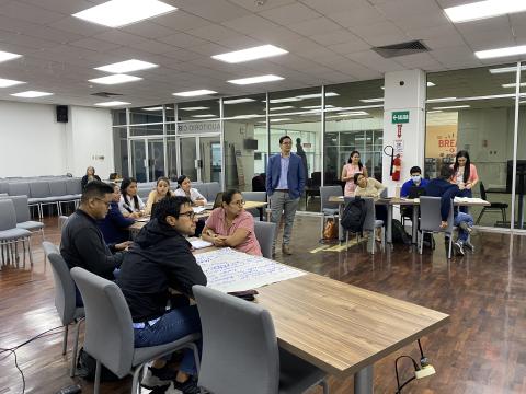 El Abg. Carlos Plaza explicando la actividad en la sesión presencial 1