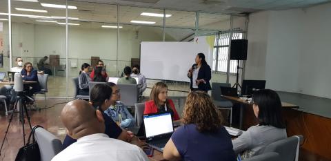 La máster Gabriela Vilela explicando una actividad en la sesión 2