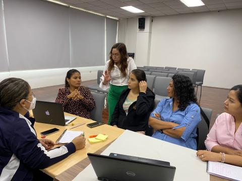 La máster Silvia Pesantes explicando una actividad