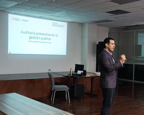 Curso sobre Auditoría preventiva - Facilitador dando la introducción en la sesión presencial 1