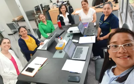 El equipo de EOC en sesión de trabajo con  con la Abog. Jenny Cepeda, la M.Sc. Adriana Castelo y Abg. Stephanie Quichimbo.