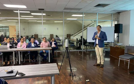 Abg. Carlos Plaza, facilitador durante la sesión inicial del programa